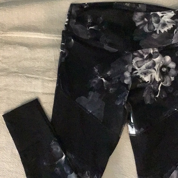 Leggings-sheer above knee And bottom leg - Picture 2 of 5